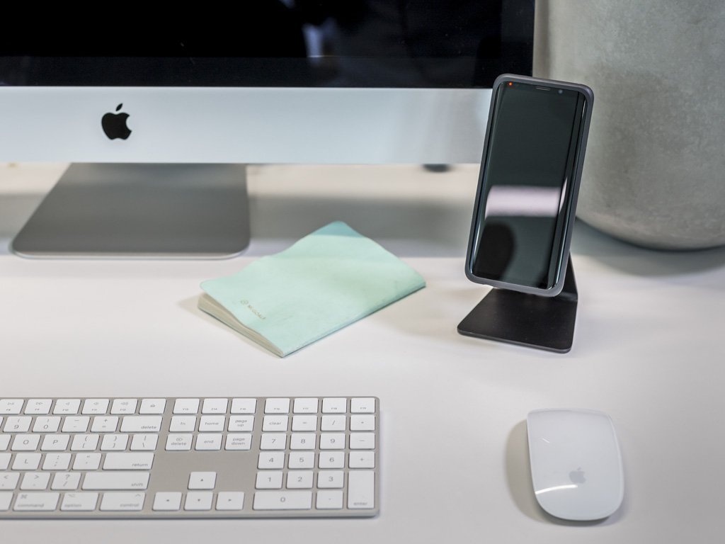 The sleek design of the Quad Lock Desk Mount takes up minimal desk space.